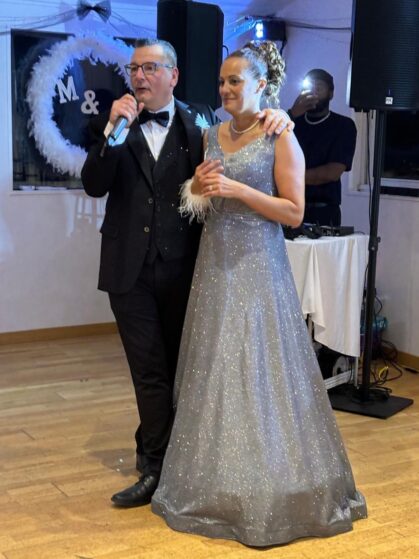 Martine et Didier Rémy face aux invités en ouverture de la célébration de leur fête d'anniversaire de mariage des 25 ans