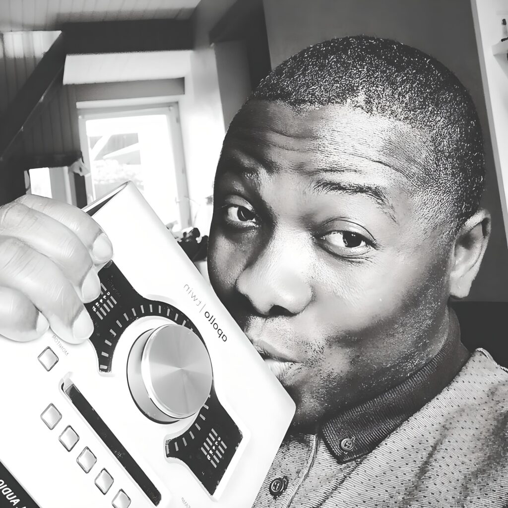 Cirus Raskil, chanteur, producteur et ingénieur du son, tenant une interface Universal Audio